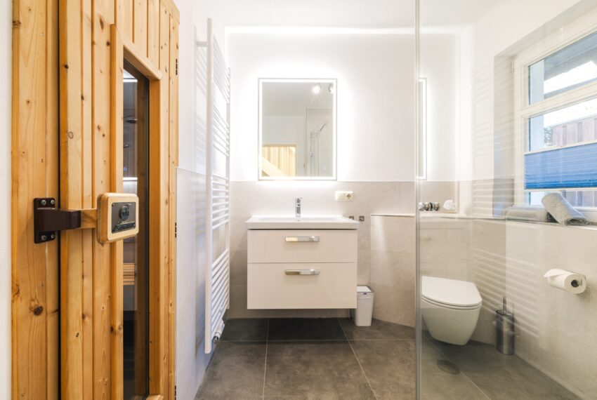 Badezimmer mit Sauna im Erdgeschoss