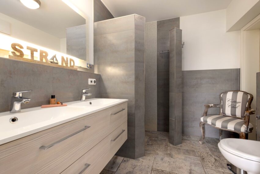 Badezimmer mit Walk in Dusche